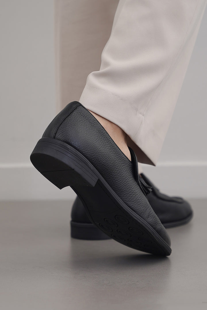 BLACK GRAINED LEATHER TASSEL LOAFERS