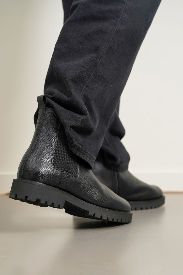 BLACK TEXTURED LEATHER CHELSEAS