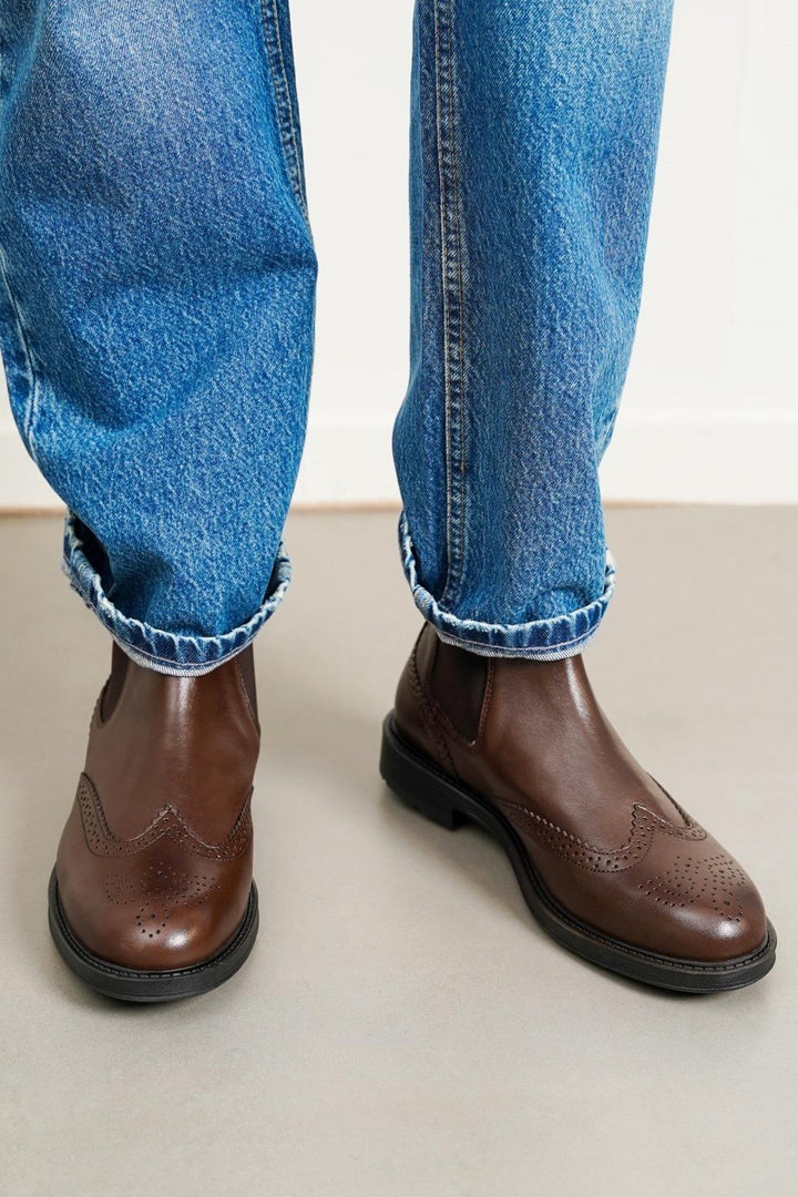 DARK BROWN LEATHER BROGUE CHELSEAS