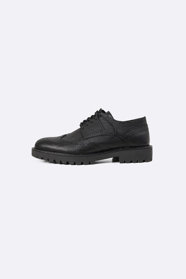 BLACK LOW-TOP LEATHER BROGUES