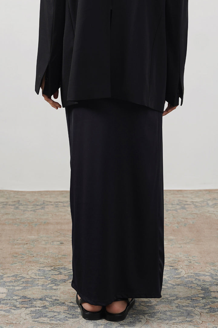 BLACK HIGH-WAISTED LONG SKIRT