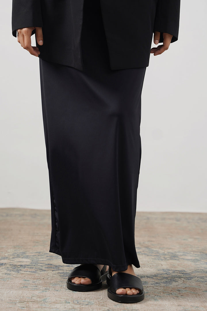 BLACK HIGH-WAISTED LONG SKIRT