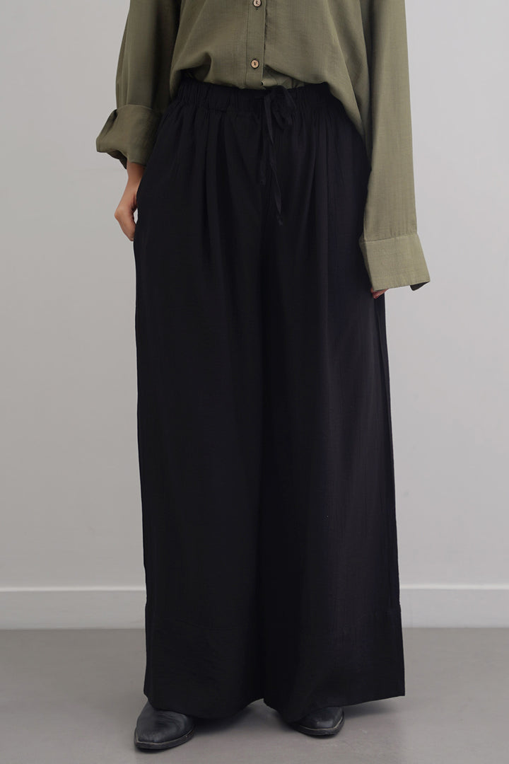 BLACK TEXTURED PALAZZO PANTS