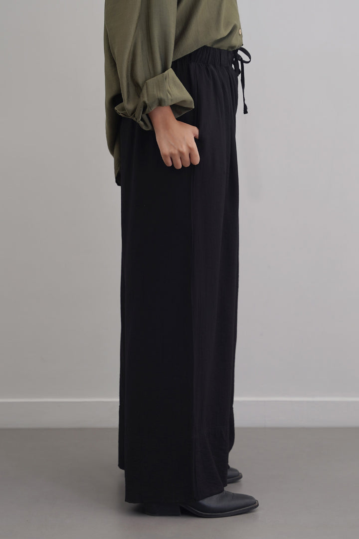 BLACK TEXTURED PALAZZO PANTS