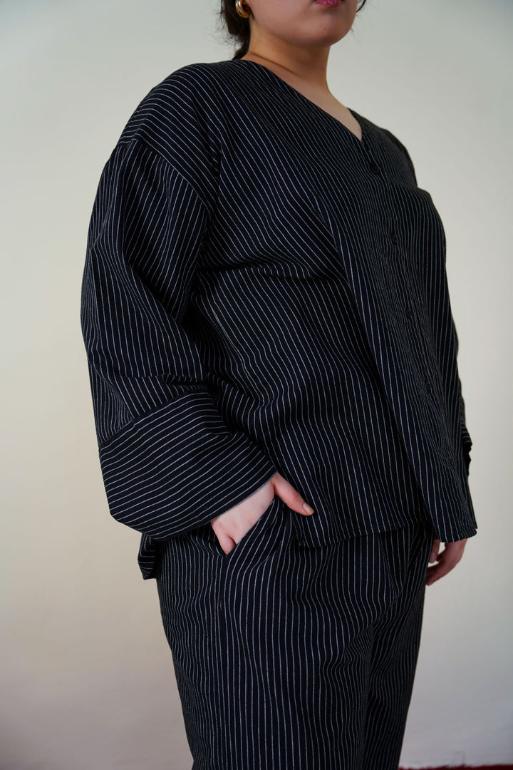 BLACK CURVE STRIPED BATWING SHIRT
