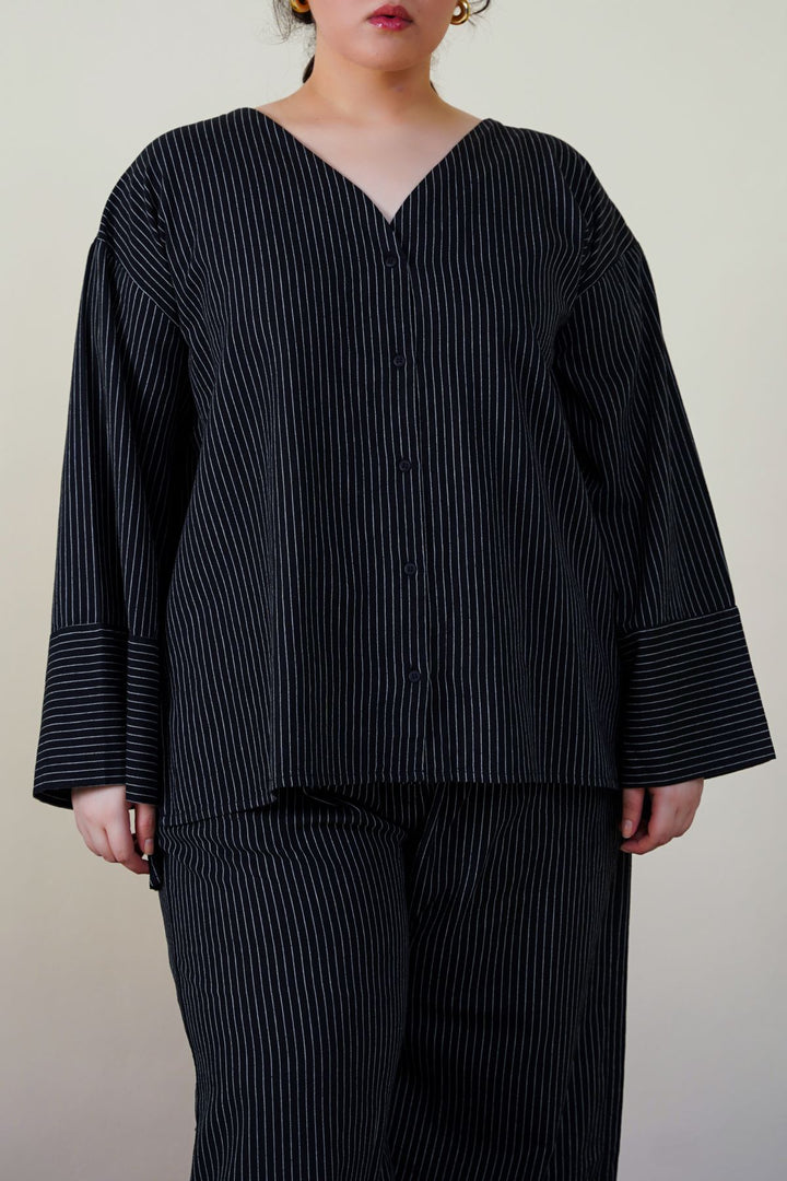 BLACK CURVE STRIPED BATWING SHIRT