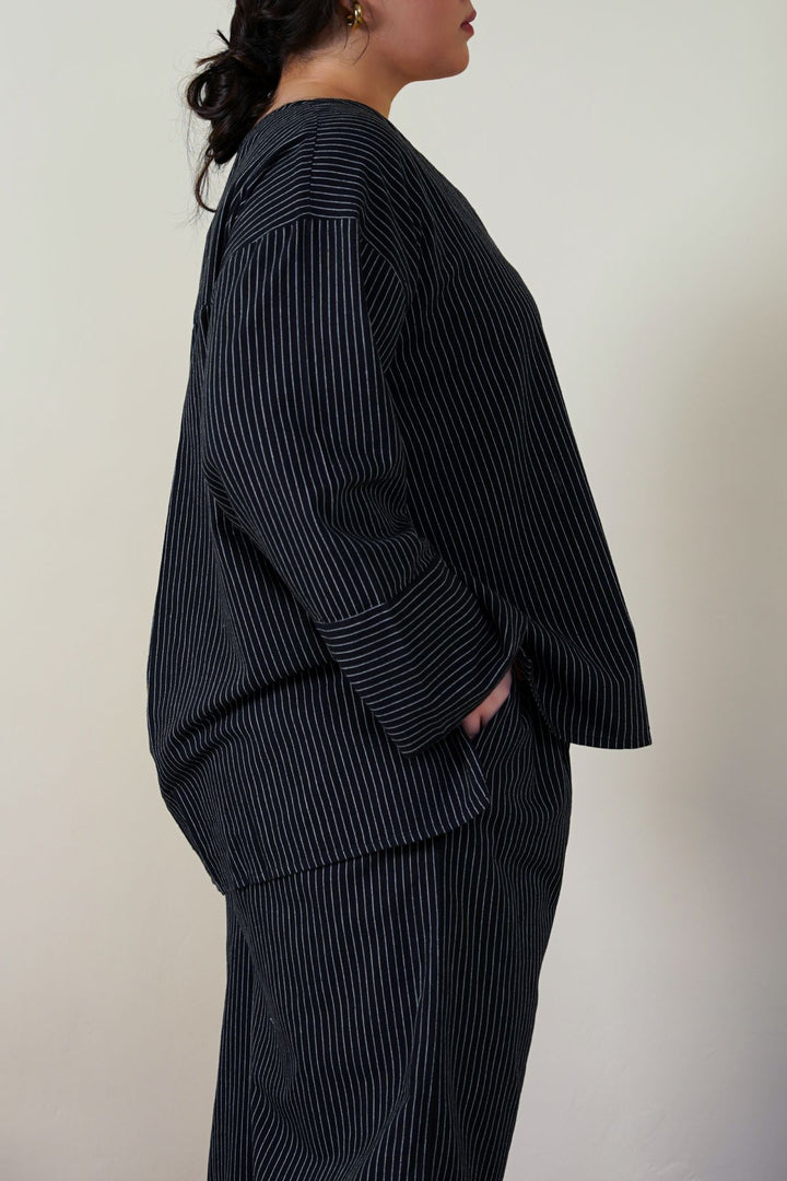BLACK CURVE STRIPED BATWING SHIRT