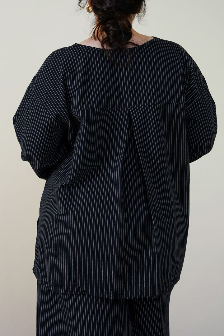 BLACK CURVE STRIPED BATWING SHIRT