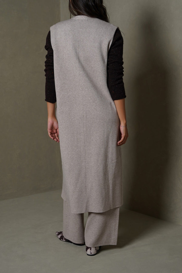 BEIGE WEEKEND SLEEVELESS CARDIGAN