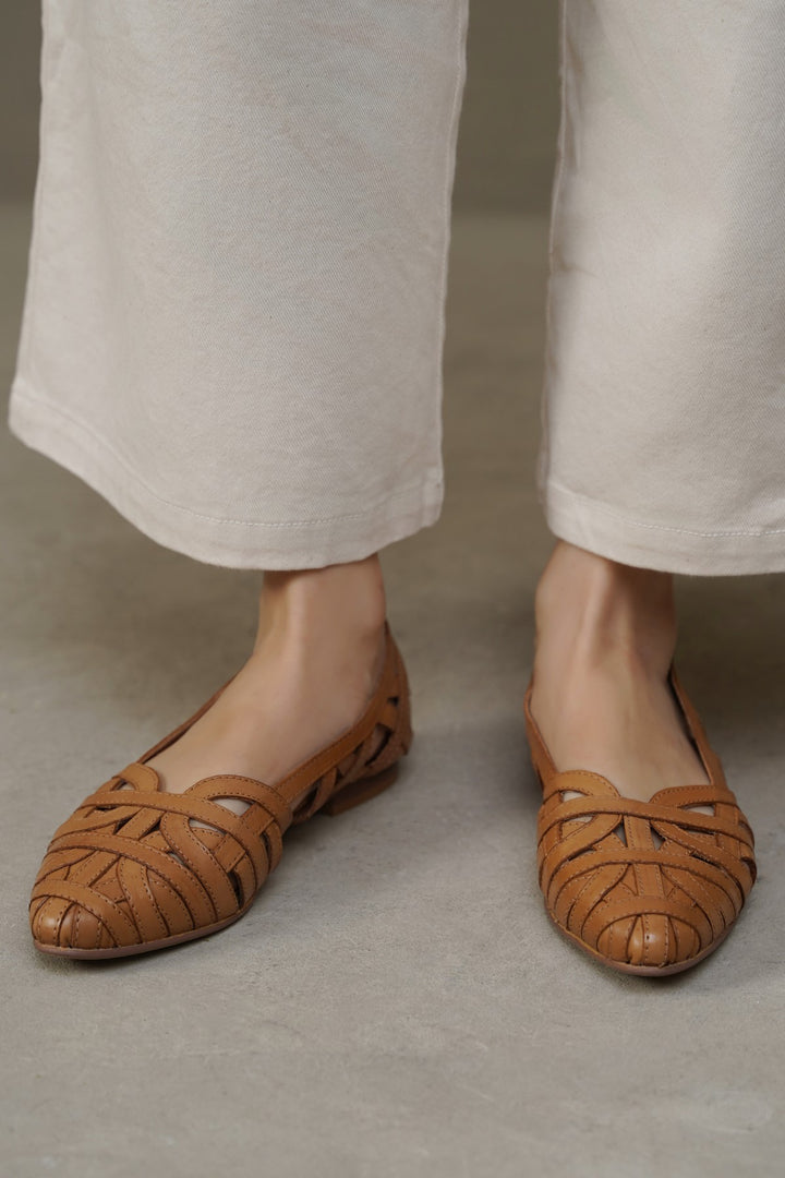 CAMEL-LEATHER WOVEN PUMPS