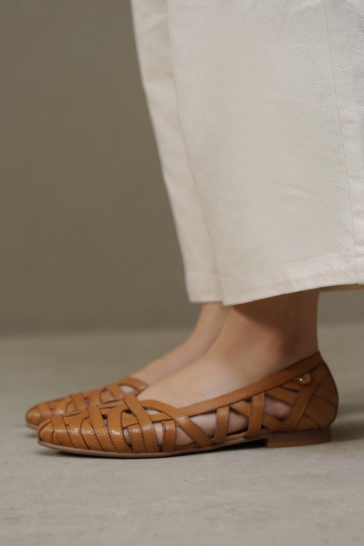 CAMEL-LEATHER WOVEN PUMPS