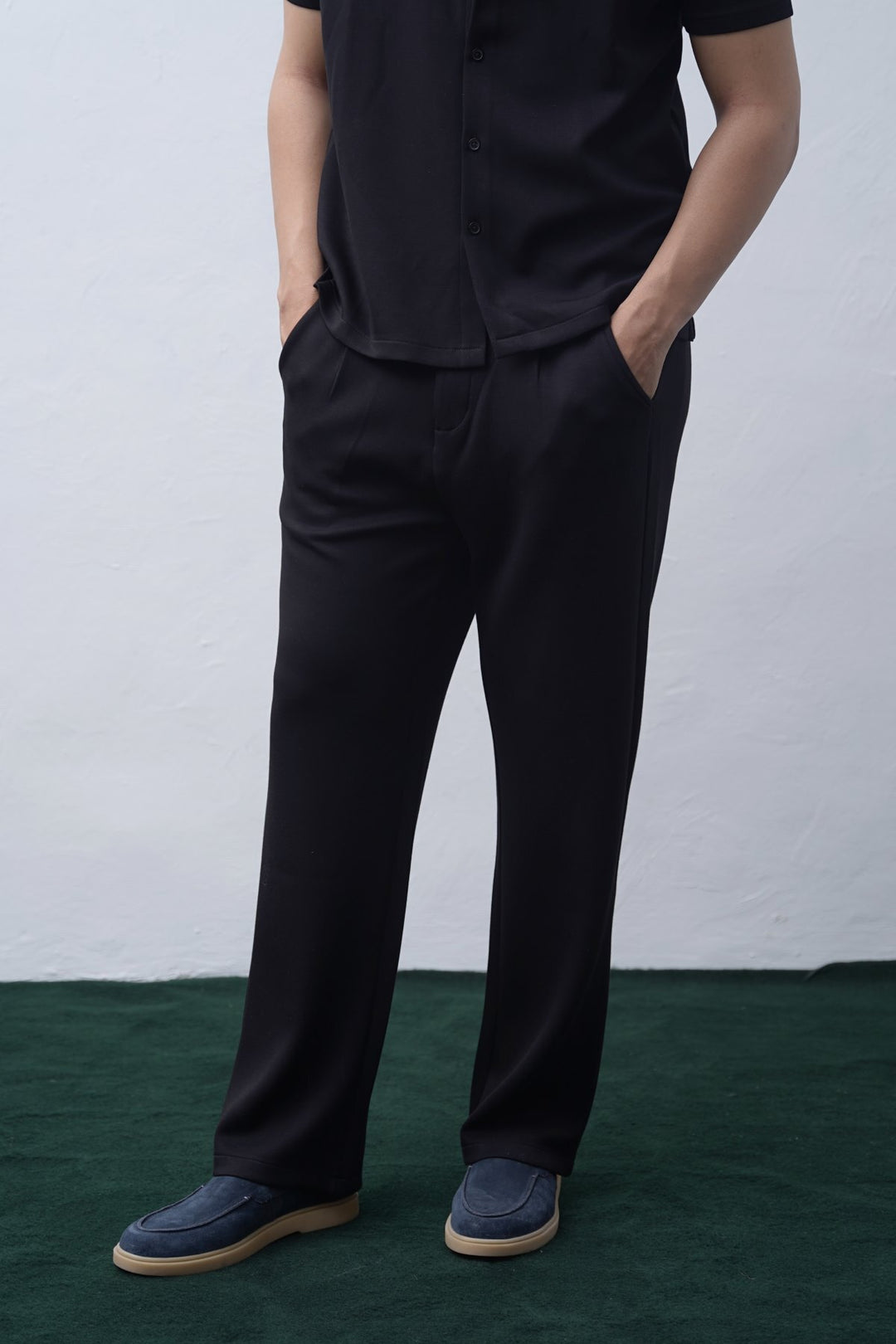 BLACK SCUBA PLEATED TROUSERS