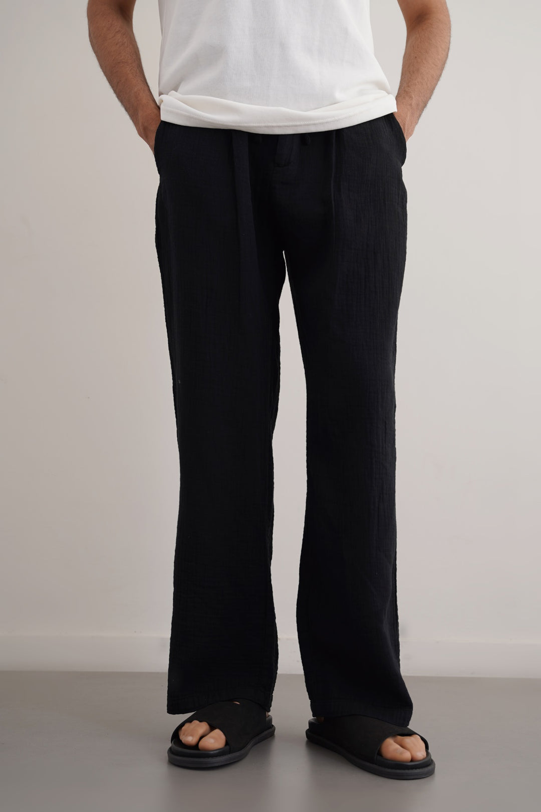 BLACK RELAXED MUSLIN TROUSERS