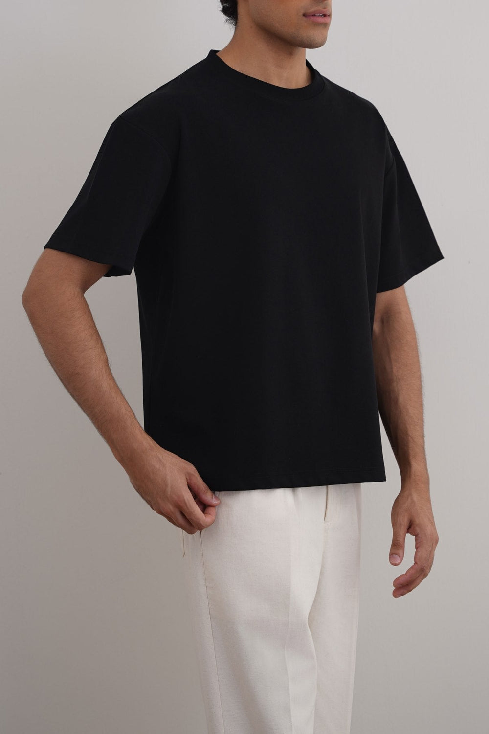 BLACK TEXTURED KNITTED CREW