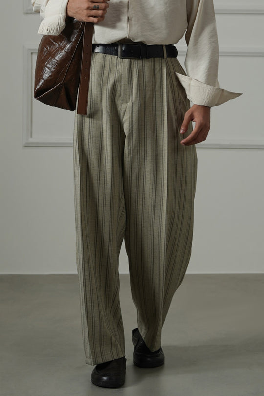 BEIGE BAGGY PLEATED PANTS
