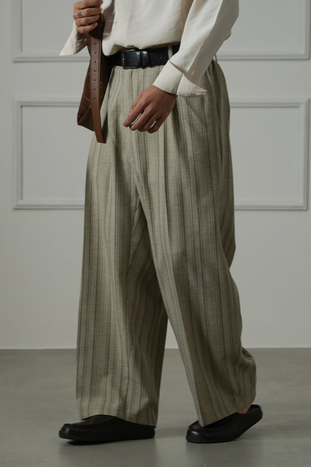 BEIGE BAGGY PLEATED PANTS