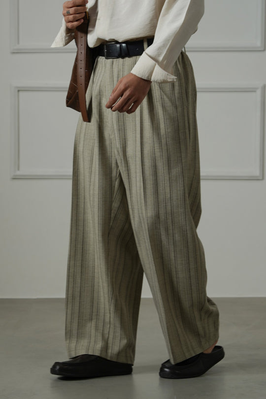 BEIGE BAGGY PLEATED PANTS