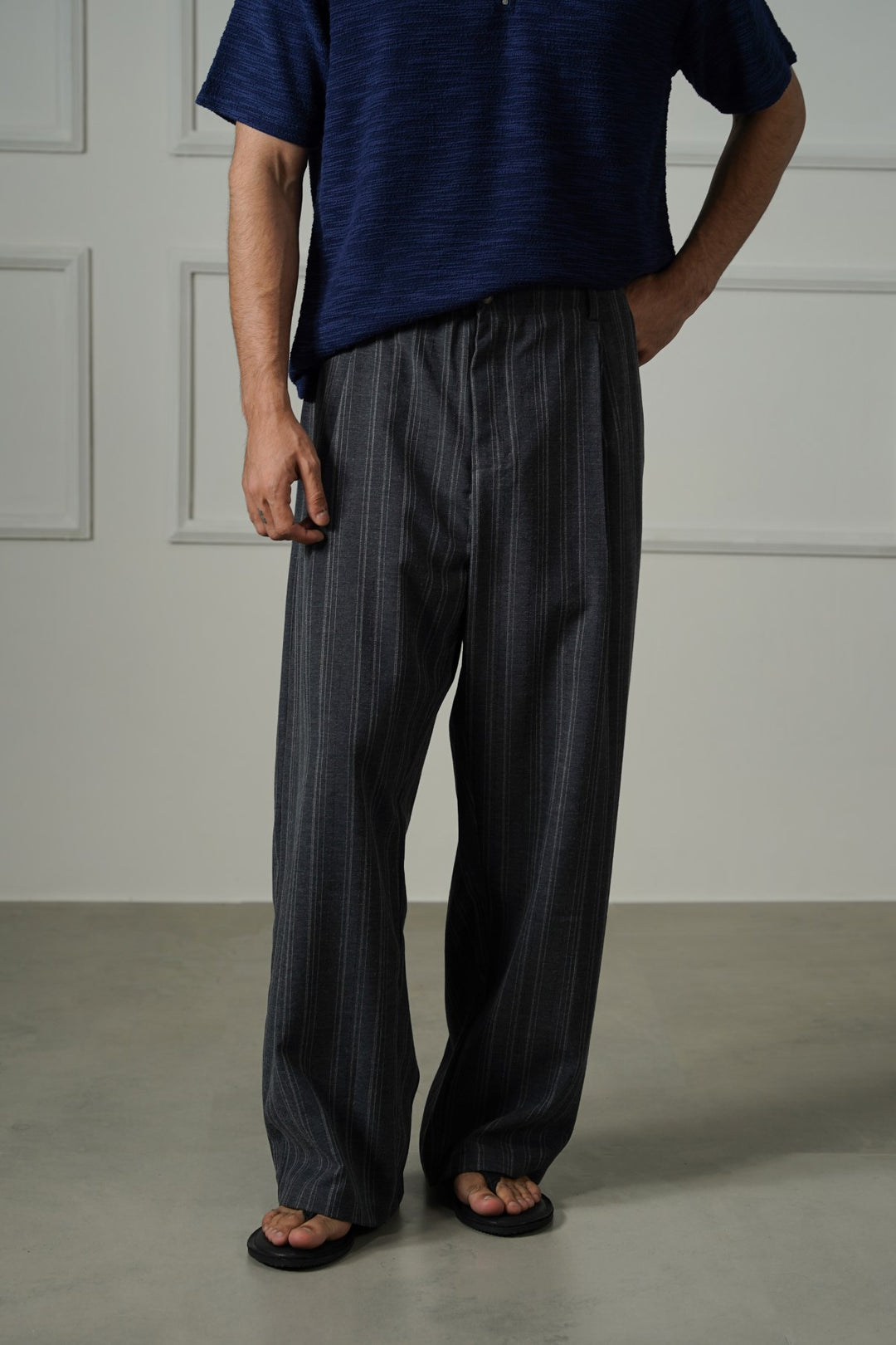 DARK GREY BAGGY PLEATED PANTS