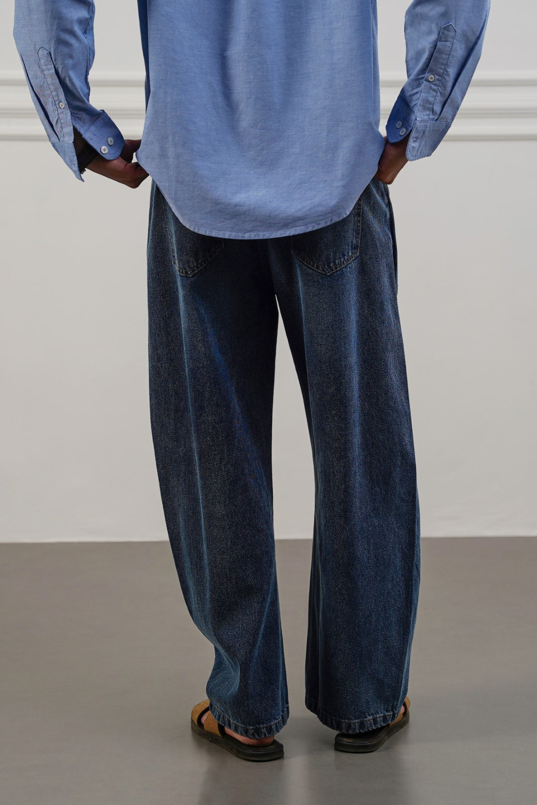 MID BLUE BARREL JEANS