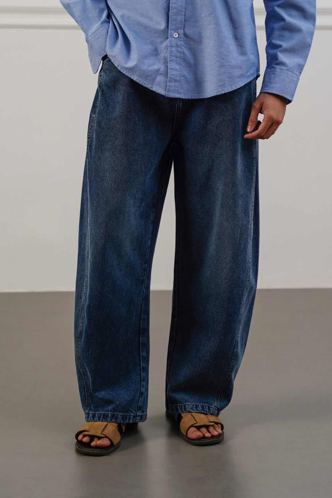 MID BLUE BARREL JEANS