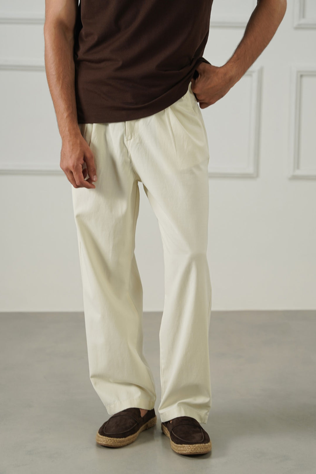 WHITE EASY PLEATED PANTS