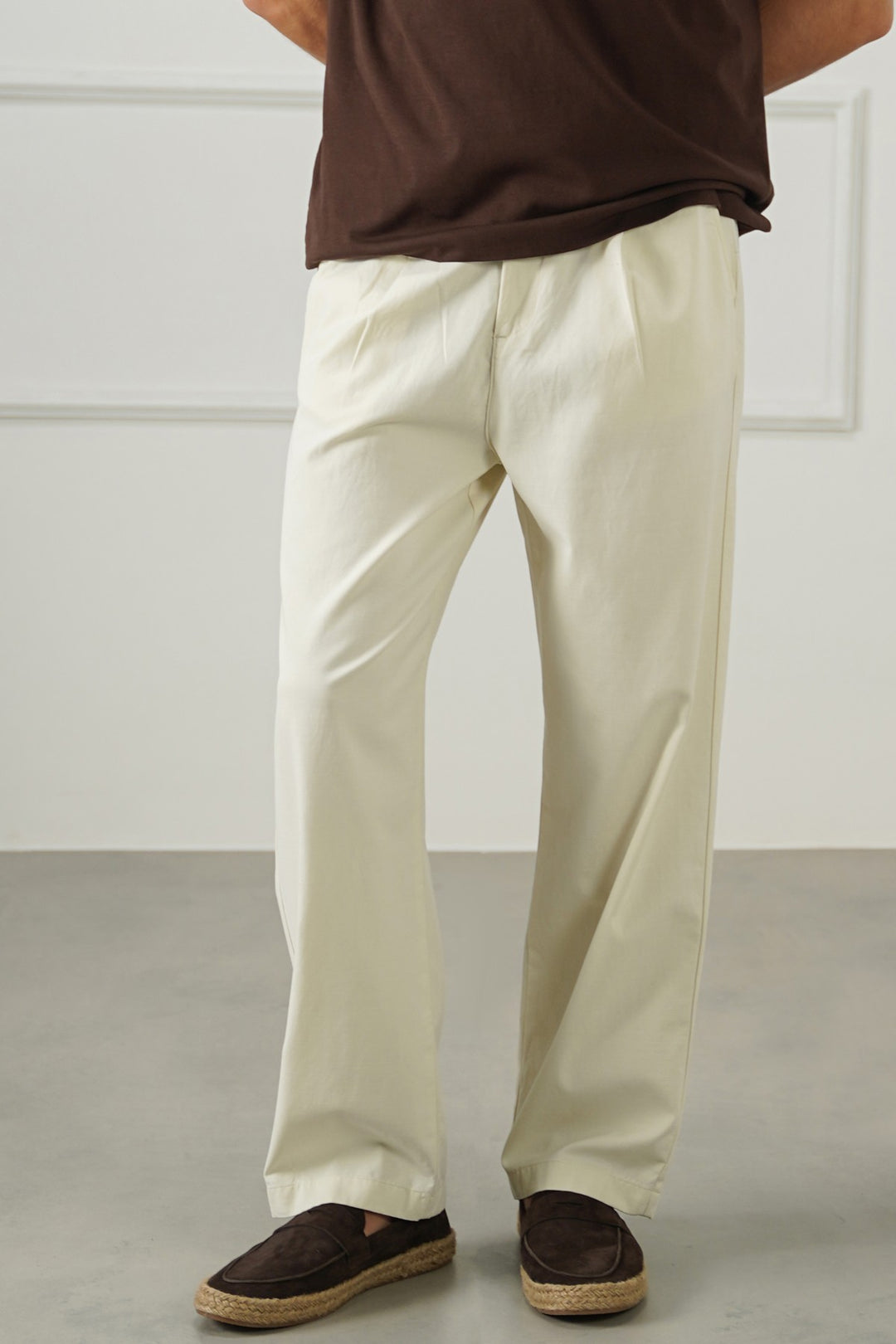 WHITE EASY PLEATED PANTS