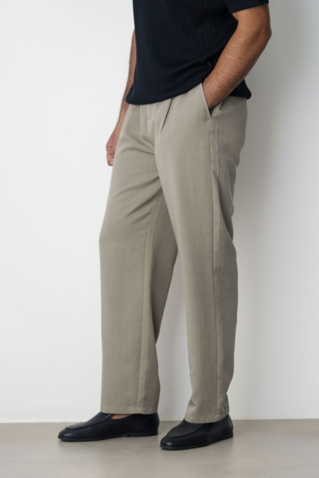 BEIGE RELAXED FIT PLEATED PANTS