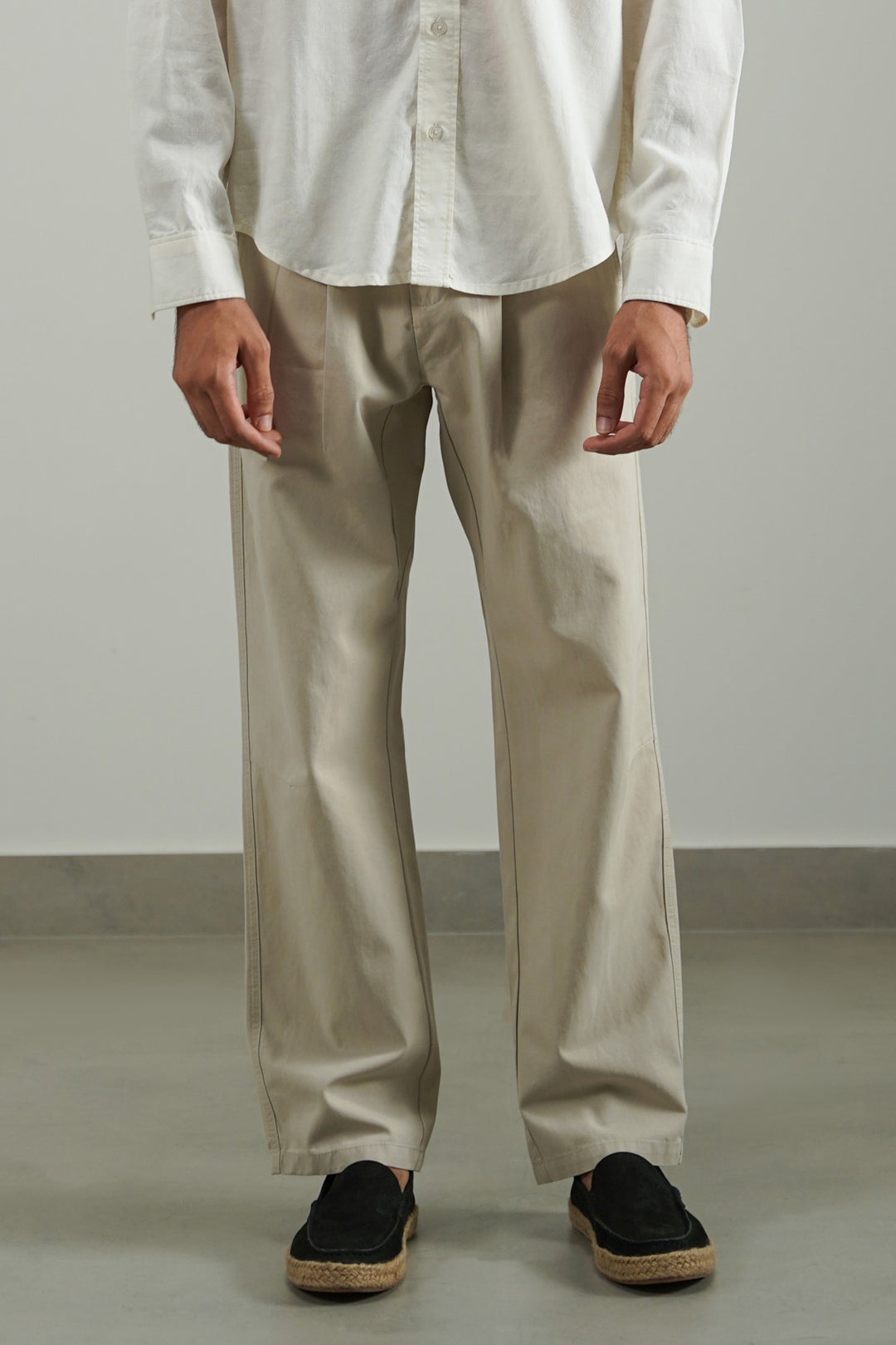 KHAKI RELAXED PLEATED PANTS