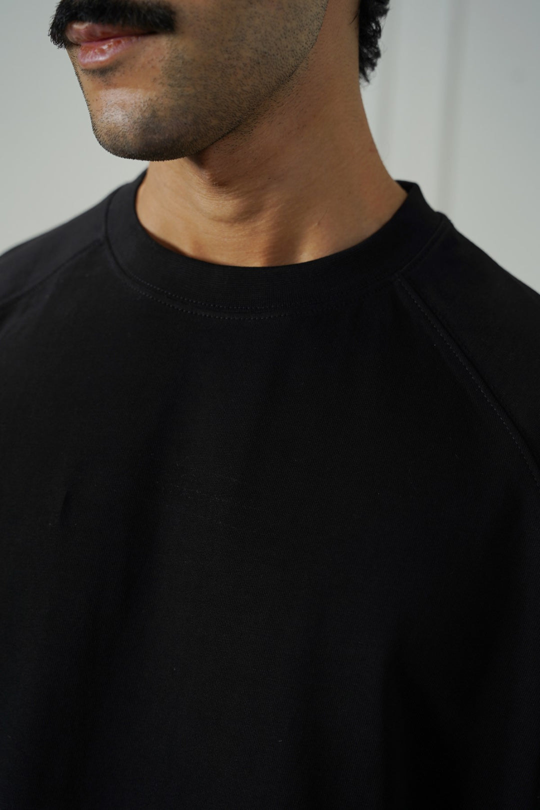 BLACK RAGLAN COTTON TEE