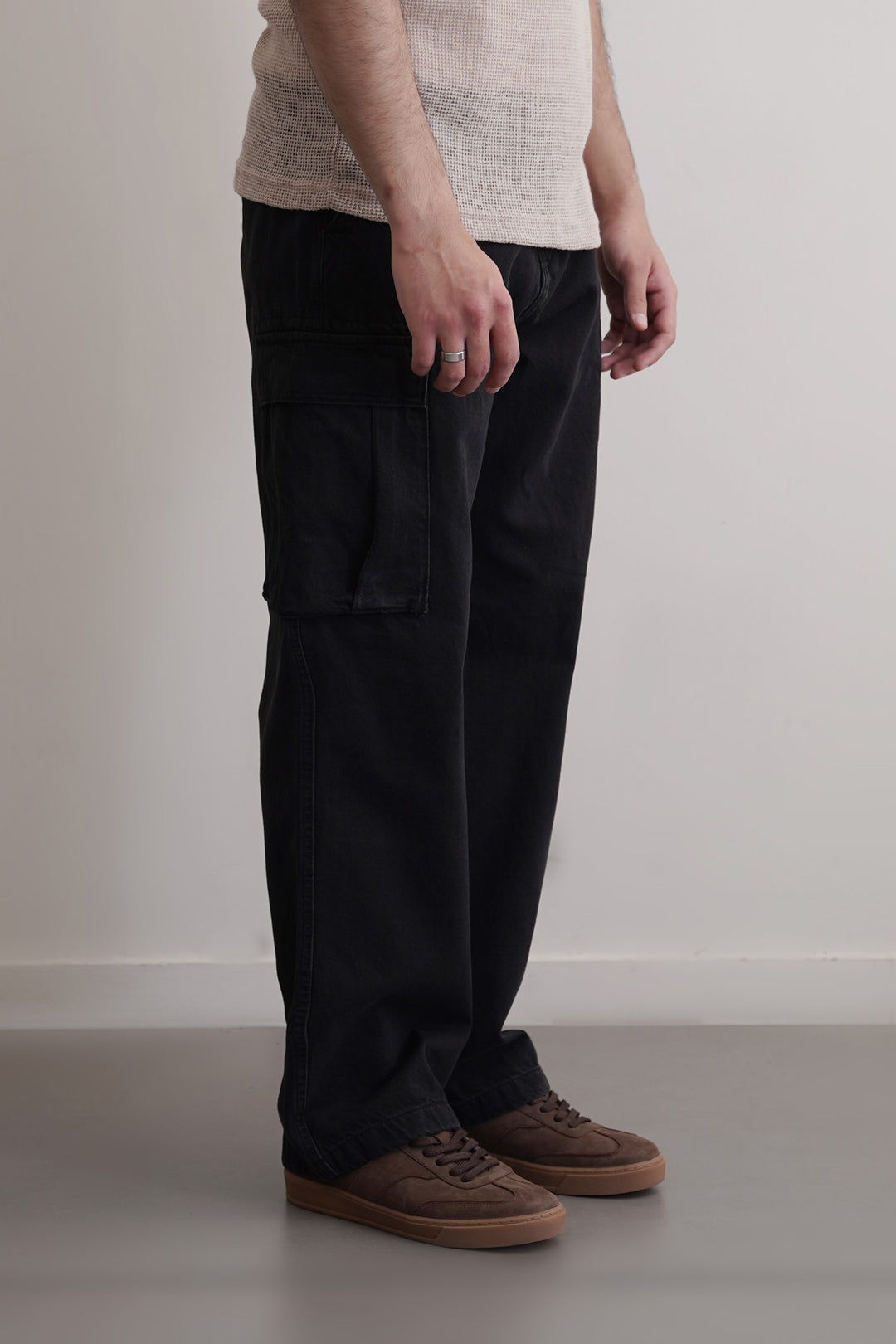 BLACK RELAXED CARGO JEANS