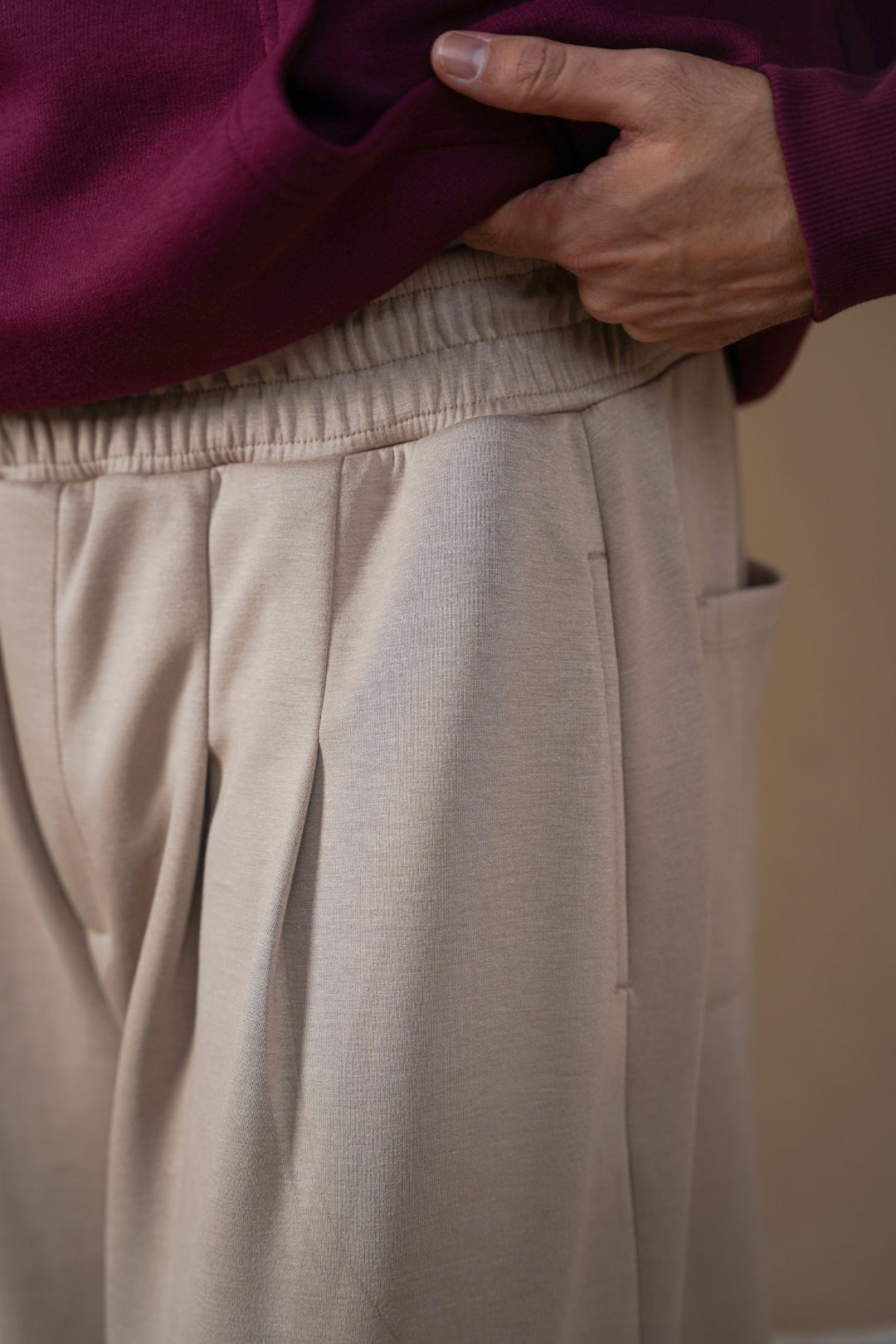 KHAKI PLEATED STRAIGHT TROUSERS