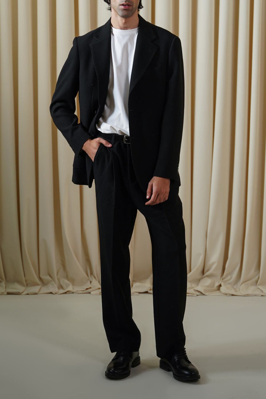 BLACK SMART TWO-BUTTON BLAZER