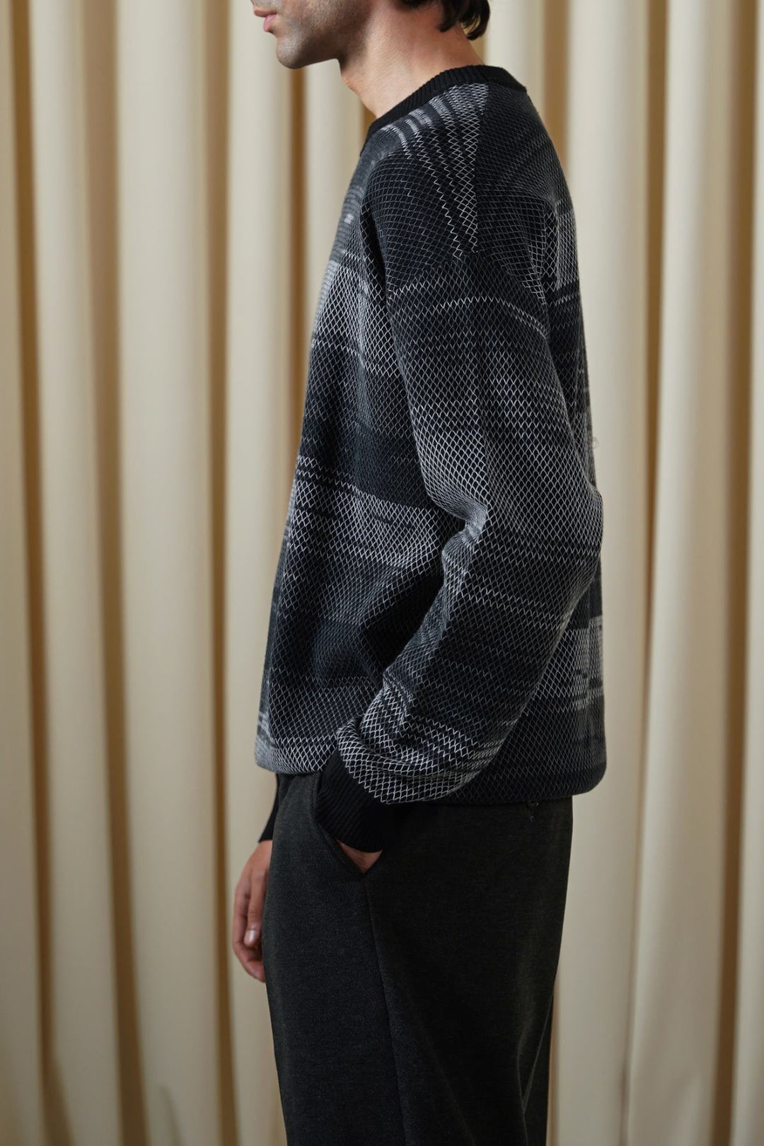 GREY BLACK GRADIENT KNIT SWEATER