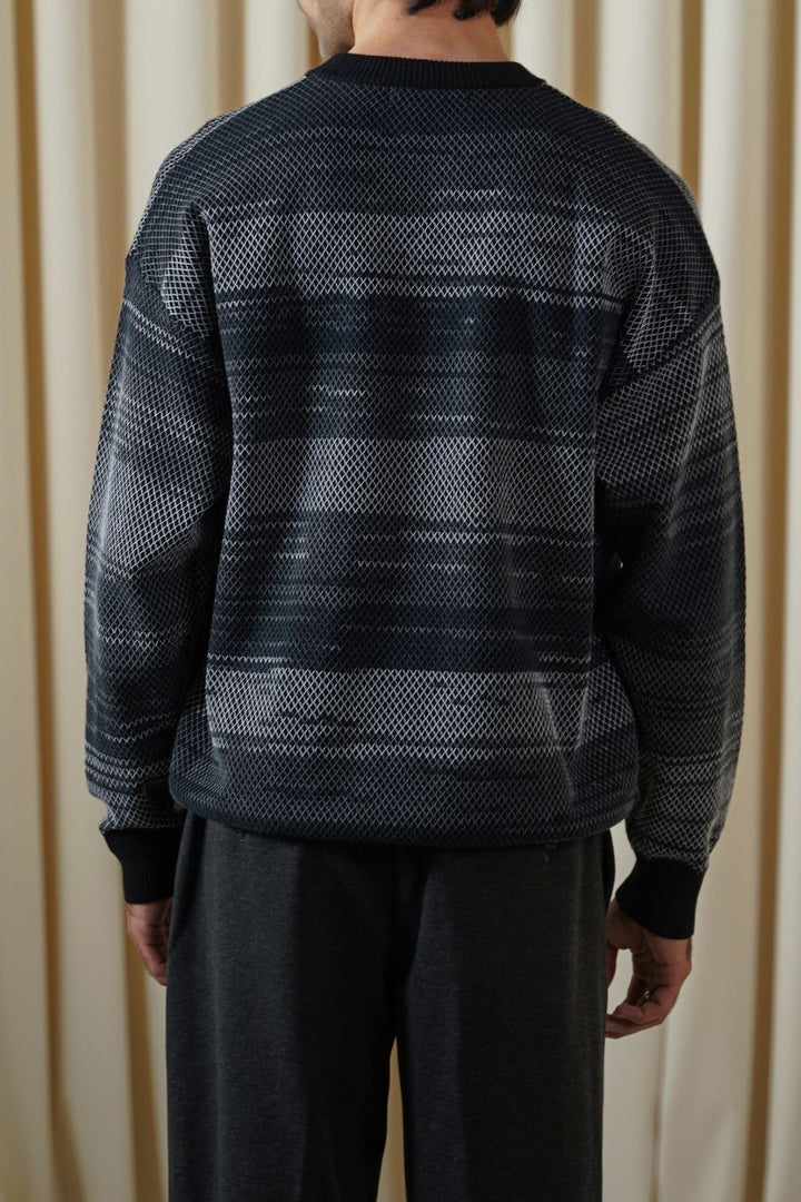 GREY BLACK GRADIENT KNIT SWEATER