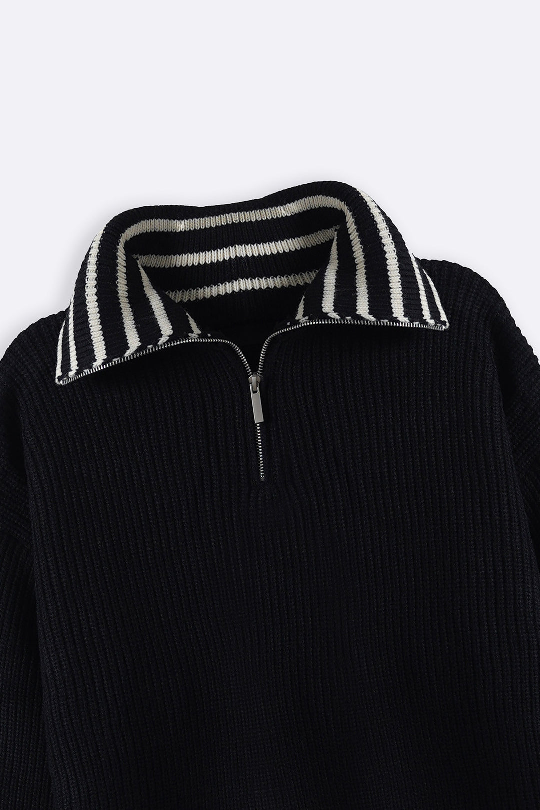 BLACK WHITE EASY MOCK-NECK PULLOVER
