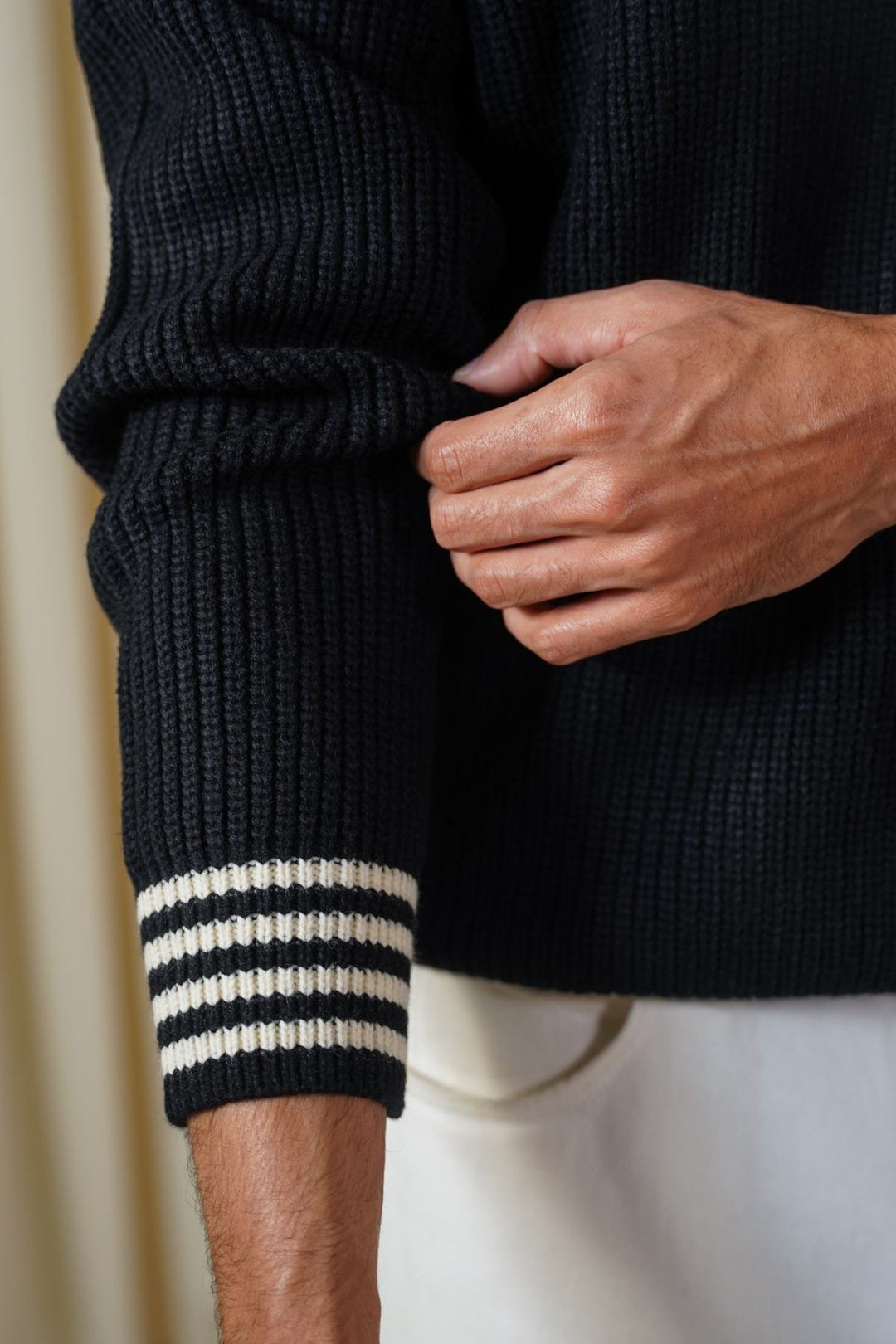 BLACK WHITE EASY MOCK-NECK PULLOVER