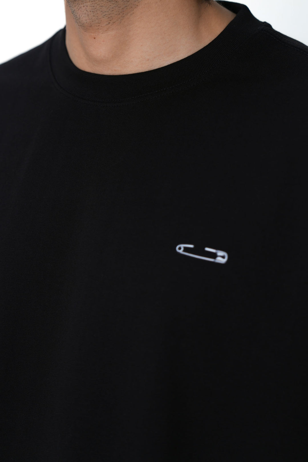 BLACK EVERYDAY PIN-IT TEE