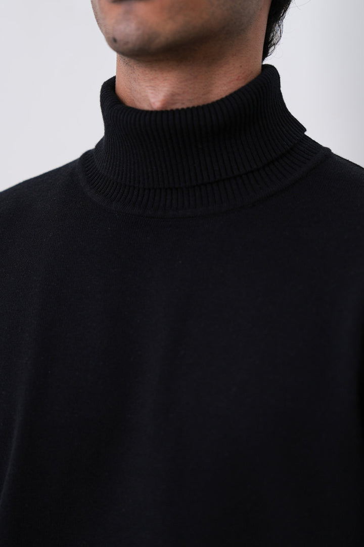 BLACK ESSENTIAL TURTLENECK