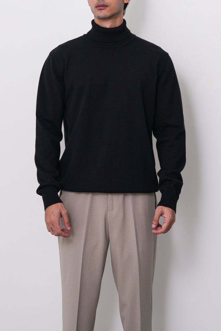BLACK ESSENTIAL TURTLENECK