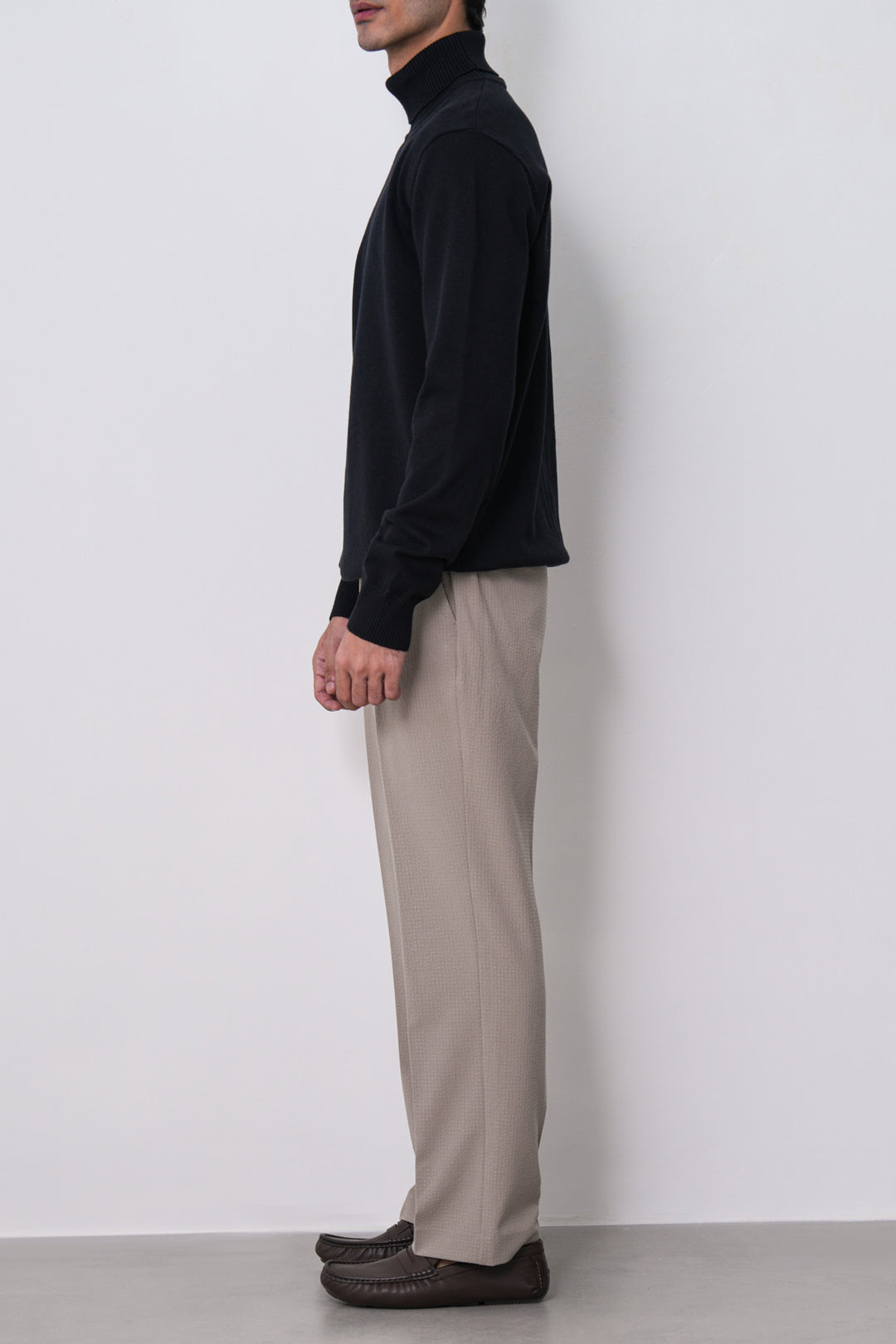 BLACK ESSENTIAL TURTLENECK