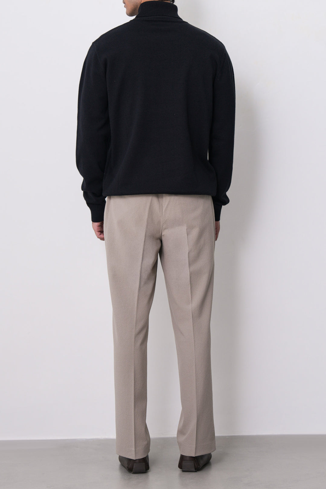 BLACK ESSENTIAL TURTLENECK