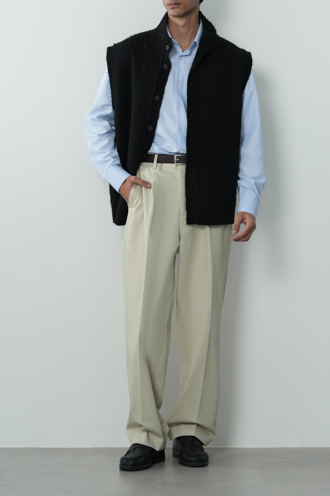 EVERYDAY ESSENTIAL
SLEEVELESS CARDIGAN
