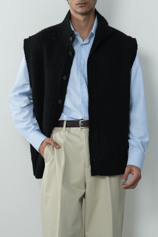 EVERYDAY ESSENTIAL
SLEEVELESS CARDIGAN