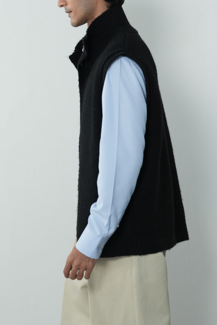 EVERYDAY ESSENTIAL
SLEEVELESS CARDIGAN