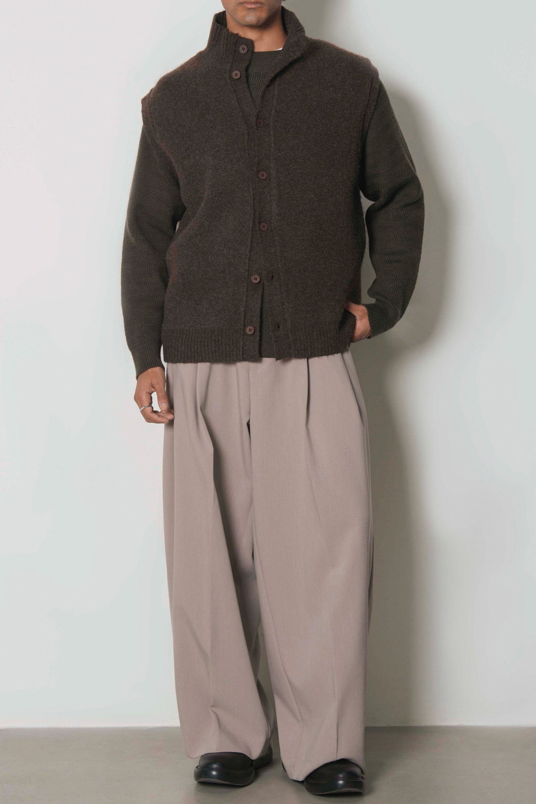 EVERYDAY ESSENTIAL
SLEEVELESS CARDIGAN