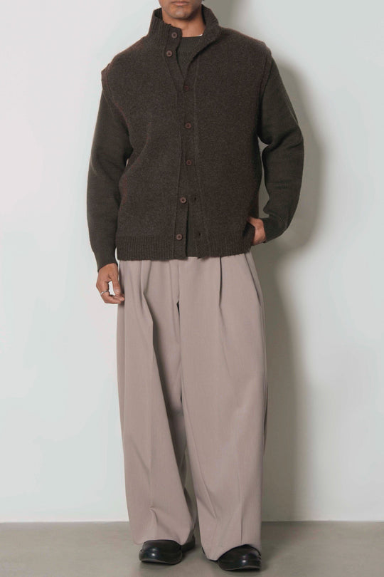 EVERYDAY ESSENTIAL
SLEEVELESS CARDIGAN