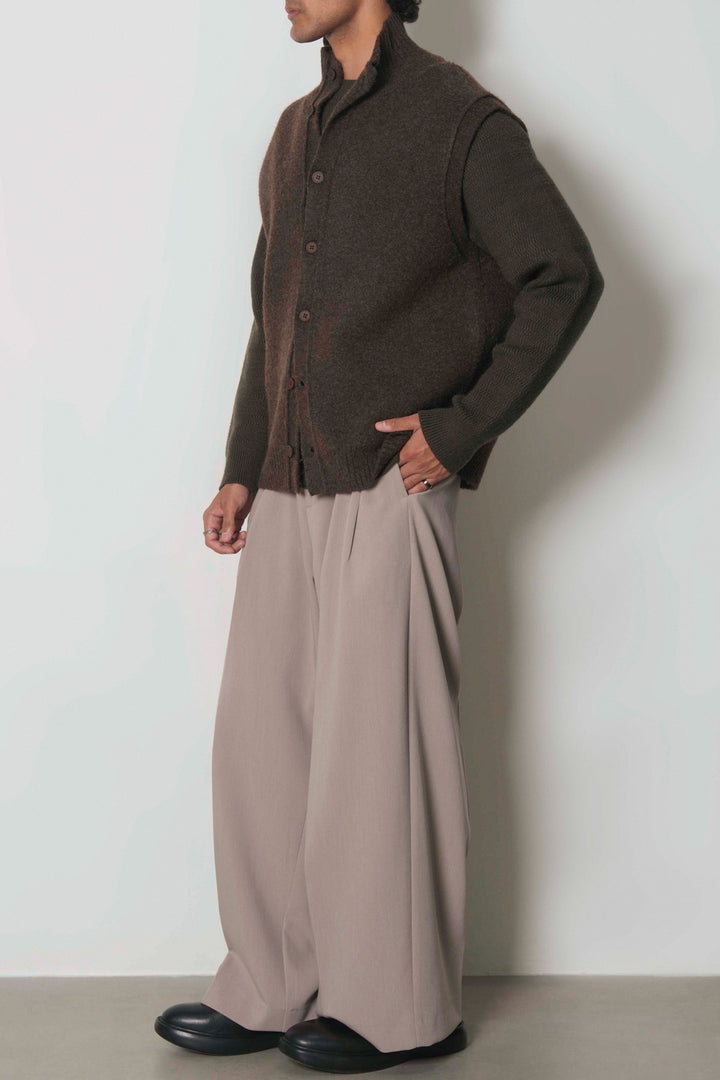 EVERYDAY ESSENTIAL
SLEEVELESS CARDIGAN