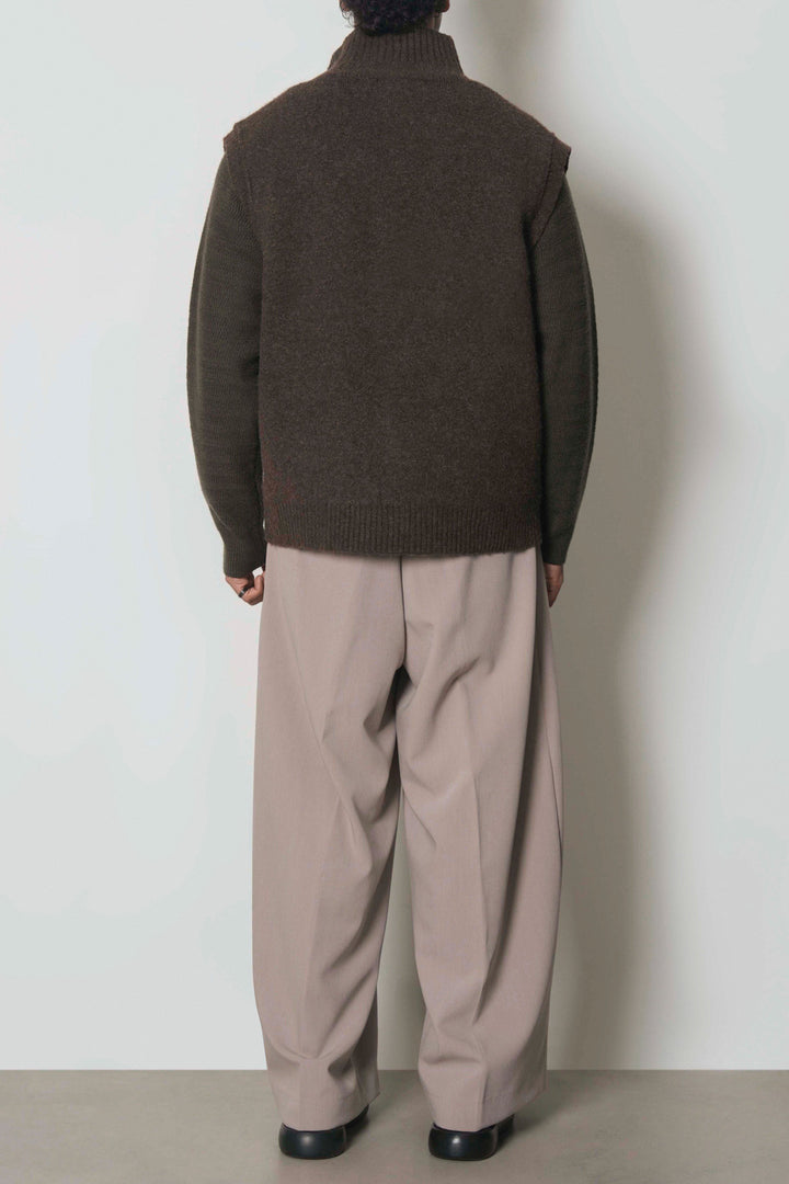 EVERYDAY ESSENTIAL
SLEEVELESS CARDIGAN