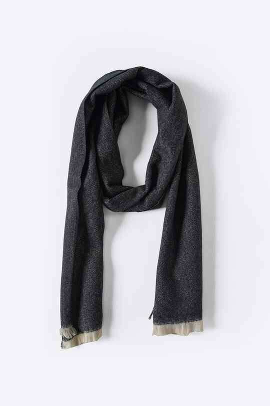 BLACK THE ESSENTIAL TRANSIT SCARF