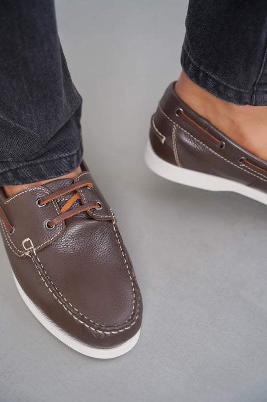 DARK BROWN CLASSIC BOAT SHOES